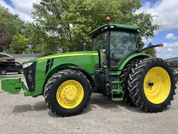 JOHN DEERE 8245R — foto 1 de 74