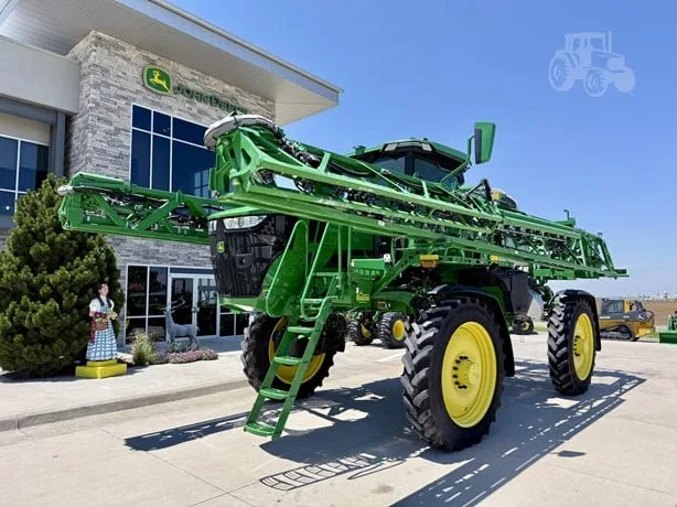 JOHN DEERE 412R — foto 1 de 28