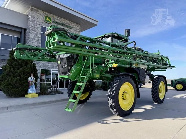 JOHN DEERE 412R — foto 1 de 25