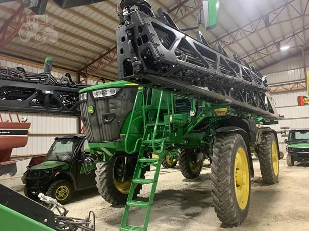 JOHN DEERE 412R — foto 1 de 11