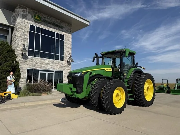 JOHN DEERE 8R 230 — foto 1 de 16
