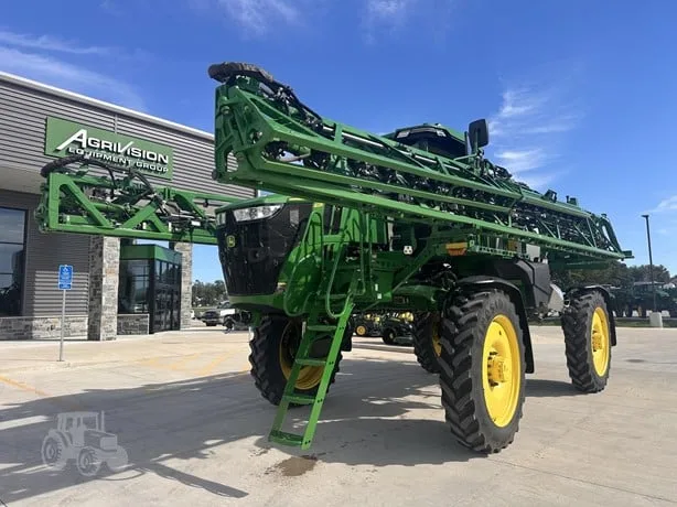 JOHN DEERE 412R — foto 1 de 40
