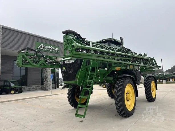 JOHN DEERE 412R — foto 1 de 45
